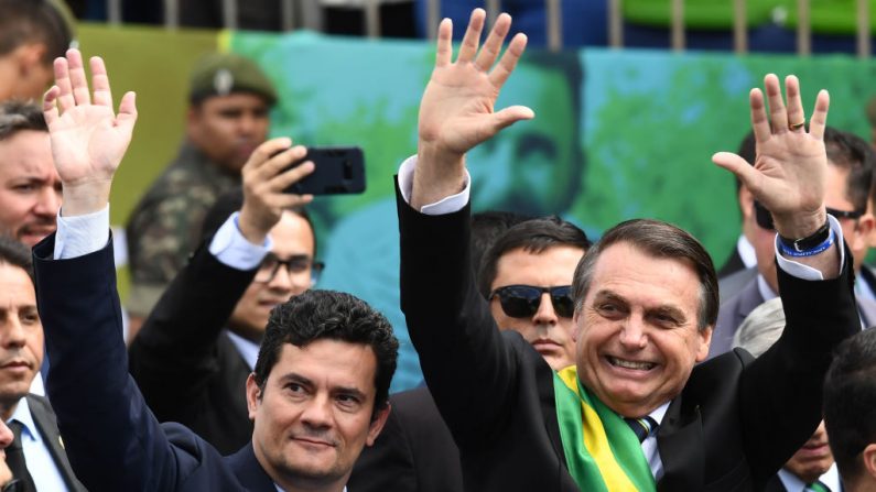 O presidente brasileiro Jair Bolsonaro e seu ministro da Justiça Sergio Moro participam do desfile do Dia da Independência em Brasília, no dia 7 de setembro de 2019 (Foto por EVARISTO SA / AFP / Getty Images)