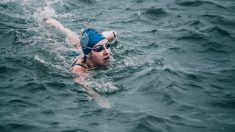 Sobreviviente de cáncer de mama es la primera mujer en cruzar el Canal de la Mancha 4 veces seguidas