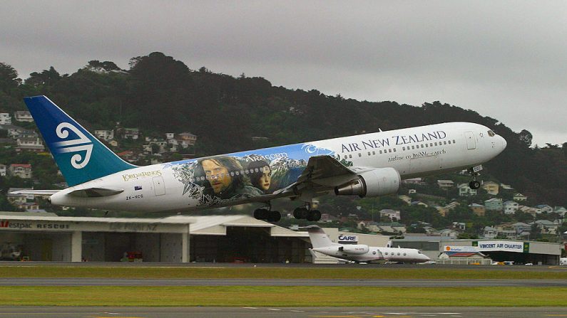 Estrelas do Senhor dos Anéis decolam para Los Angeles a bordo de um Air New Zealand 767 com imagens do Senhor dos Anéis um dia após a estreia mundial do terceiro e último filme dos Anéis, "O Retorno do Rei", Wellington, 2 de dezembro de 2003. Multidões encheram o aeroporto para se despedir dos atores (Foto de DEAN TREML / AFP / Getty Images)