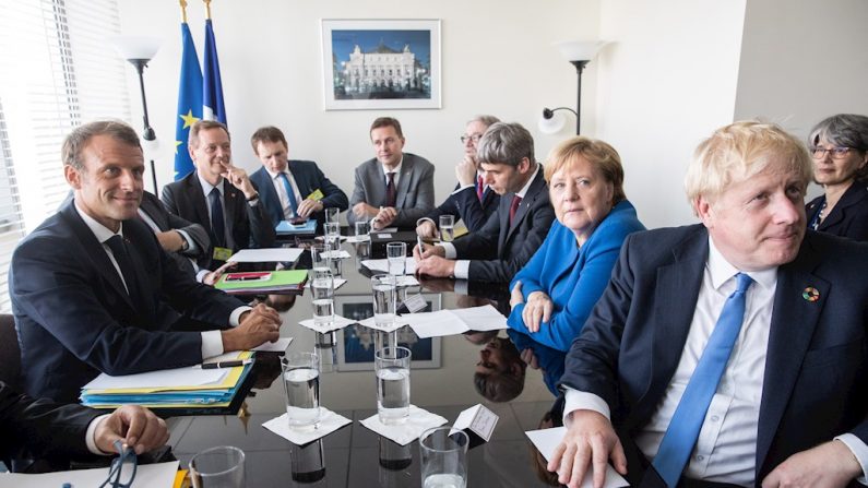 O presidente da França, Emmanuel Macron (E), a chanceler alemã Angela Merkel (2Dir) e o primeiro-ministro britânico Boris Johnson (Dir) se reúnem após a Cúpula de Ação Climática das Nações Unidas (ONU) 2019 na sede da ONU em Nova York, EUA, em 23 de setembro 2019 (Foto: EFE / EPA / HAYOUNG JEON)
