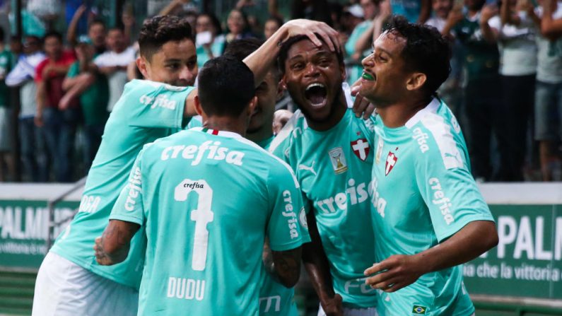 Luiz Adriano, do Palmeiras, comemora com seus companheiros de equipe depois de marcar o terceiro gol da equipe durante a partida contra o Fluminense para a Brasileirao Series 2019 no Allianz Parque em 10 de setembro de 2019 em São Paulo, Brasil (Foto de Alexandre Schneider / Getty Images)