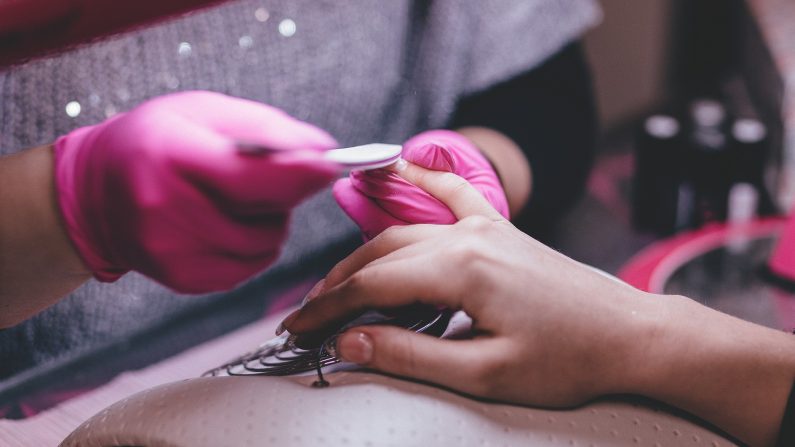 Imagen ilustrativa de una mujer haciéndose las uñas en un salón de manicura. (StockSnap | Pixabay)