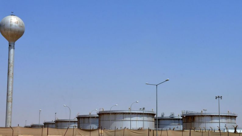 Uma foto tirada em 15 de setembro de 2019 mostra uma instalação de petróleo da Aramco na periferia da capital saudita, Riad. - A Arábia Saudita correu hoje para reiniciar as operações em plantas de petróleo atingidas por ataques de drones, que reduziram sua produção pela metade (Foto por FAYEZ NURELDINE / AFP / Getty Images)