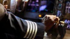 Limpiador de aviones comerciales se abrió camino para convertirse en piloto después de 24 años