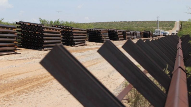 Construcción del muro en la frontera entre Estados Unidos y México vista desde el estado de Chihuahua en México, aproximadamente a 100 km de la ciudad de Ciudad Juárez, el 28 de agosto de 2019 (Herika Martinez/AFP/Getty Images)