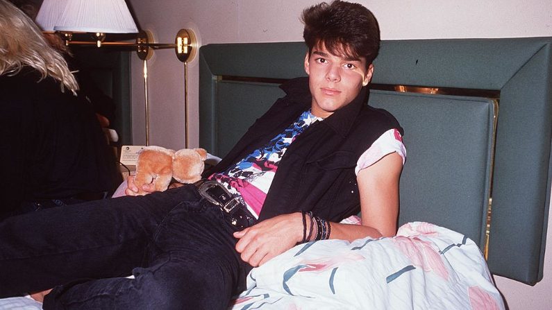 Ricky Martin de Menudo en su habitación de hotel durante una gira. Los Ángeles, 1988. (Brenda Chase/Online USA, Inc. vía Gettyimages)