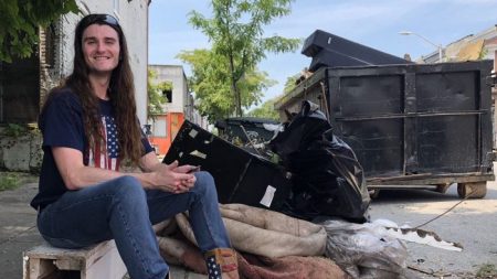 “Un acto de amor”: Activista pro Trump limpia 50 toneladas de basura en Los Ángeles