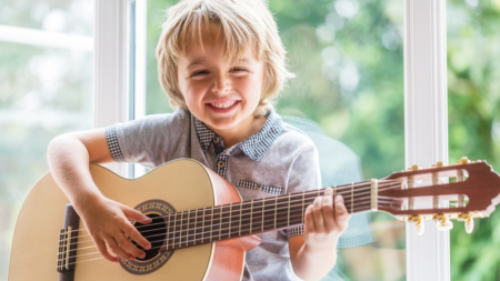 Niño de 7 años agita las redes con su guitarra en magistral interpretación del clásico de Johnny Cash