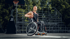 Médico argentino desfila en silla de ruedas en las principales pasarelas del mundo y es todo un atleta