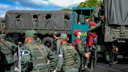 Soldados russos usam uniformes militares do exército venezuelano em Caracas e na fronteira