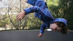 Mola de metal de trampolim perfura costas de criança e quase atinge sua coluna vertebral