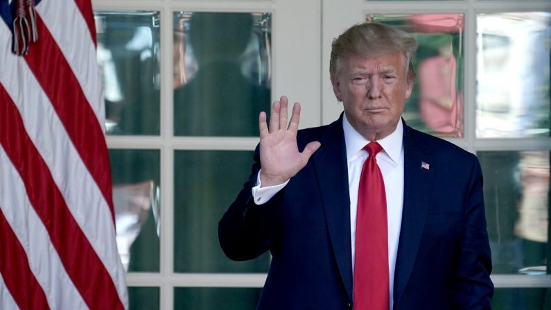 El presidente de Estados Unidos, Donald Trump, regresa a la Oficina Oval después de asistir a un evento que establece el Comando Espacial de Estados Unidos, el sexto servicio armado nacional en la Casa Blanca en Washington, el 29 de agosto de 2019. (Chip Somodevilla/Getty Images)