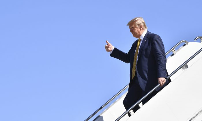 El presidente de los Estados Unidos, Donald Trump, saluda desde el Air Force One después de aterrizar en Mountain View, California, el 17 de septiembre de 2019. (Nicholas Kamm/AFP/Getty Images)