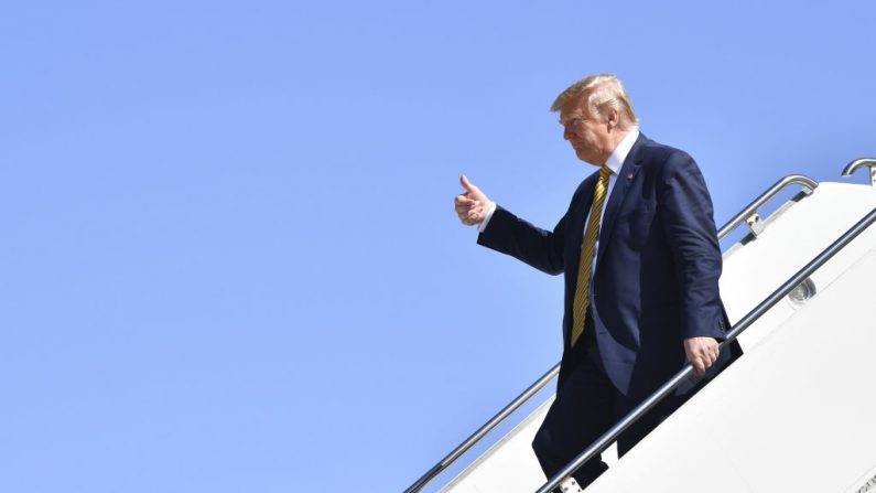 O presidente dos EUA, Donald Trump, acena do Air Force One após o desembarque em Mountain View, Califórnia, para eventos de arrecadação de fundos (Foto por NICHOLAS KAMM / AFP / Getty Images)
