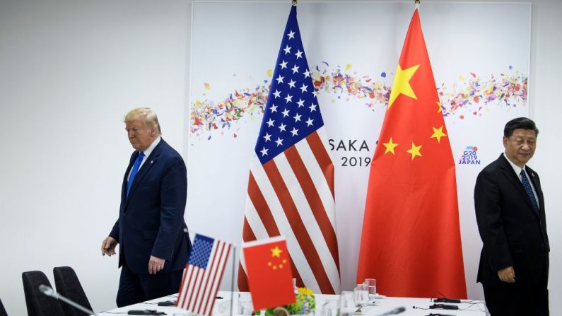 O presidente dos EUA, Donald Trump, e o presidente da China, Xi Jinping, participam de uma reunião bilateral à margem da Cúpula do G20 em Osaka, em 29 de junho de 2019 (Foto de BRENDAN SMIALOWSKI / AFP / Getty Images)