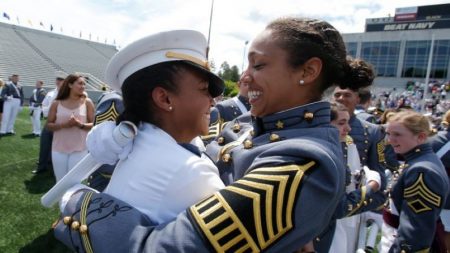 34 mujeres negras rompen récord histórico al graduarse de colegio militar de élite