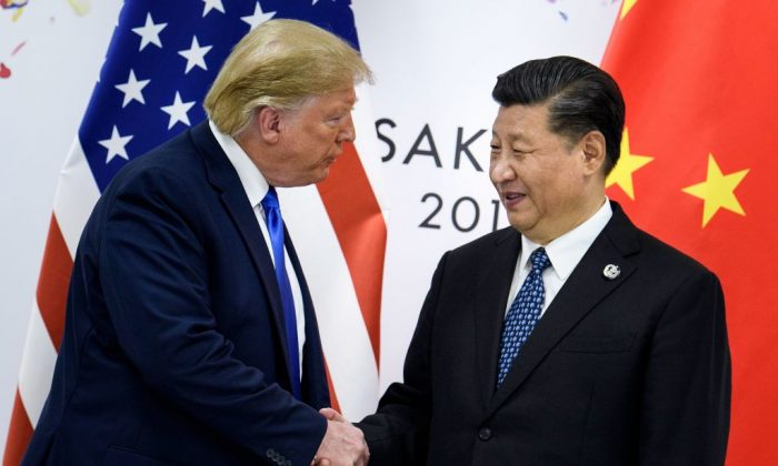 El líder chino Xi Jinping (Der) da la mano al presidente estadounidense Donald Trump antes de una reunión bilateral al margen de la Cumbre del G20 en Osaka, el 29 de junio de 2019. (Brendan Smialowski/AFP/Getty Images)