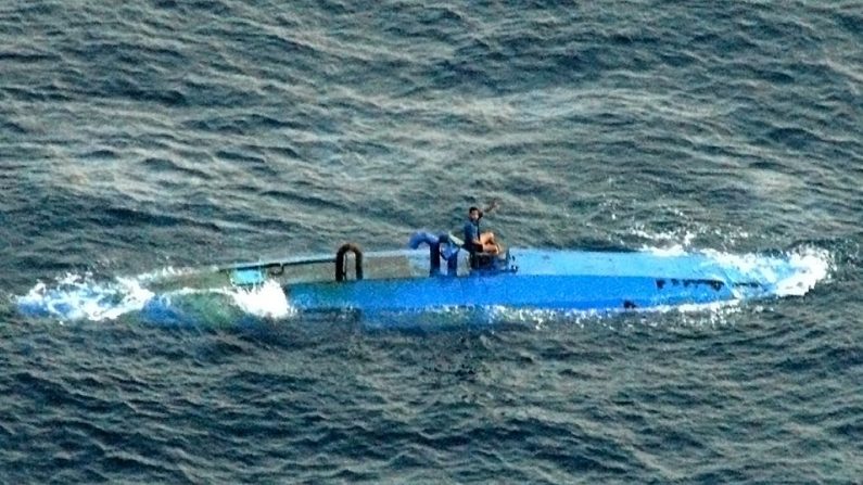 Imagen de archivo de público dominio de un narco submarino momentos antes de ser detenido por la Guardia Marina. (Wikimedia Commons/ United States Coast Guard)