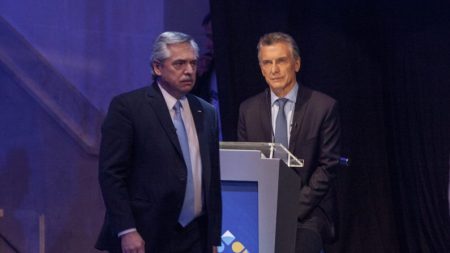 Macri e Fernández confrontam diferenças diante da crise na Venezuela durante o debate presidencial na Argentina