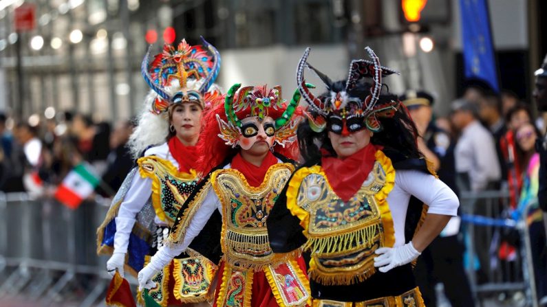 Artistas de Bolivia marchan en el 55º Desfile Anual del Día de los Hispanos en Nueva York. EFE/EPA/PETER FOLEY
