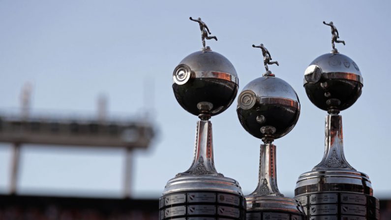Vista dos três troféus anteriores da Copa Libertadores obtidos pelo River Plate em 1986, 1996 e 2015 no estádio Monumental de Buenos Aires em 23 de dezembro de 2018 (Foto: ALEJANDRO PAGNI / AFP / Getty Images)