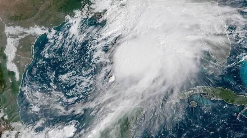 Fotografía tomada a las 10.21 hora local (14:21 GMT) de este viernes y cedida por la Administración Nacional Oceánica y Atmosférica (NOAA) de EE.UU. Zonas costeras de Florida, Alabama, Misisipi y Luisiana, estados ribereños del Golfo de México, están en alerta ante el alto nivel de probabilidad de que este viernes se forme una tormenta tropical que llevará el nombre de Néstor. EFE/NOAA-NHC