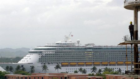 Presentan cargos contra el abuelo al que se le cayó la nieta del piso 11 de un crucero