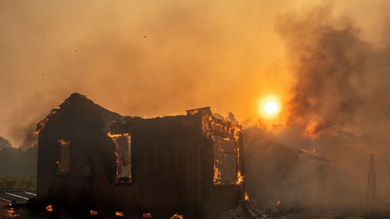 El edificio de una bodega arde después de que el incendio de Kincade se quemara en el área cerca de Geyserville, California, EE. UU., 24 de octubre de 2019. (EFE/EPA/PETER DASILVA)