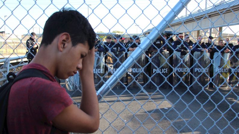 Migrantes centroamericanos esperan a las afueras de la estación fronteriza de Puente Nuevo, este jueves en Matamoros (México). (EFE/Abraham Pineda Jácome)