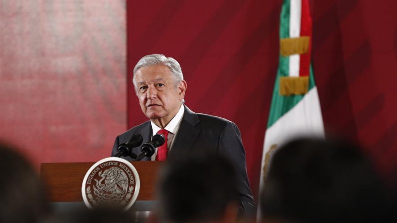 El presidente de México, Andrés Manuel López Obrador, participa este martes en su conferencia de prensa matutina en Palacio Nacional, en Ciudad de México (México). EFE/José Méndez
