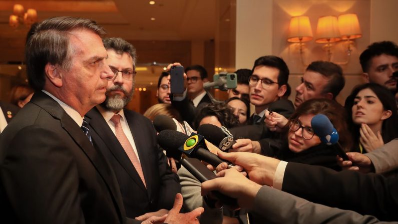 Presidente da República, Jair Bolsonaro, fala à imprensa ao término do jantar (Isac Nóbrega/PR)