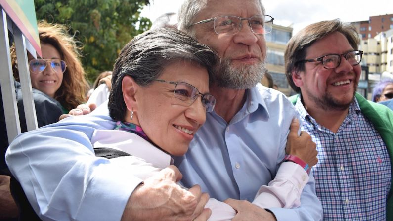 La candidata a la alcaldía de Bogotá, Claudia López (i), abraza al exalcalde Antanas Mockus antes de votar este domingo en Bogotá (Colombia). (EFE/Juan Zarama)
