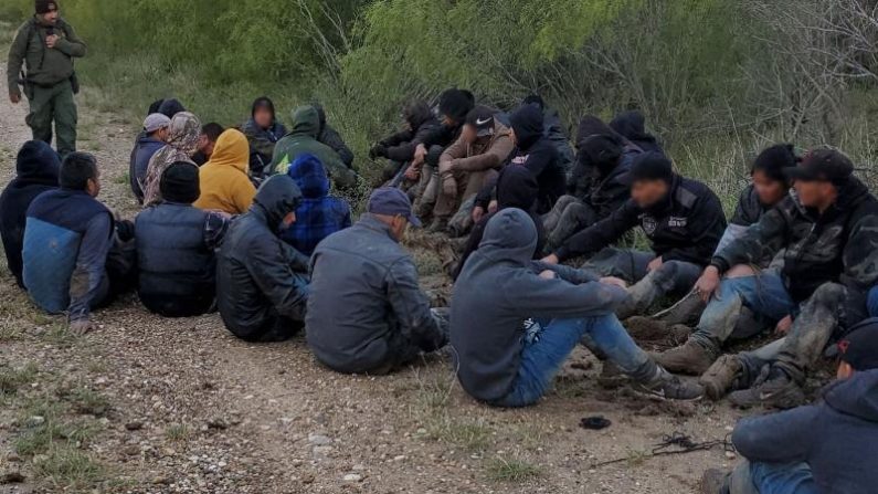 Agentes de la Patrulla Fronteriza detienen el 25 de octubre de 2019 a un grupo formado por 51 inmigrantes ilegales mexicanos. (Aduanas y Protección Fronteriza de EE.UU.)