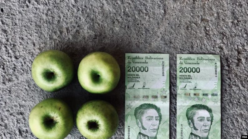 La mayoría de los pensionados en Venezuela cobran 40,000 bolívares ó 1,96 dólares al mes. Una persona se considera en situación de pobreza extrema si sus ingresos son inferiores a 1,96 dólares al día, según el Banco Mundial. (VOA)
