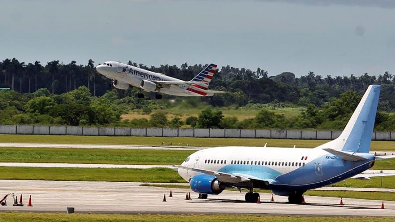 Un avión de American Airlines despega del aeropuerto José Martí, en La Habana (Cuba). EFE/Yander Zamora/Archivo
