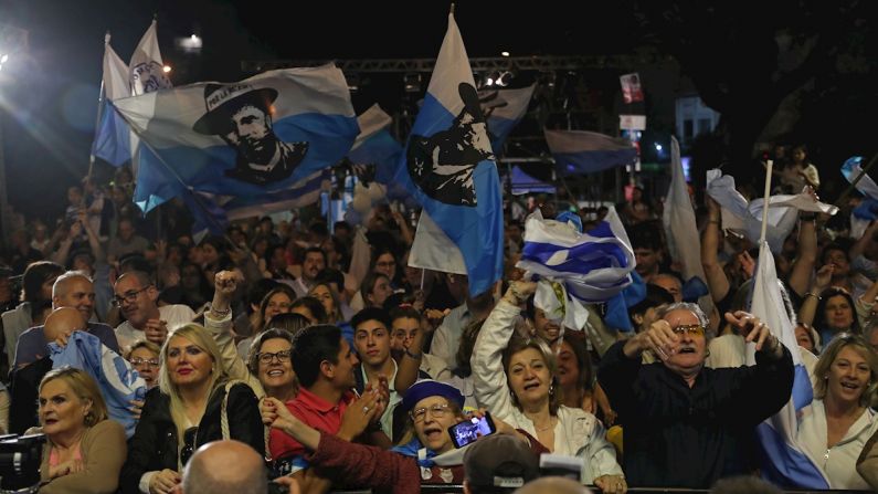 Simpatizantes del candidato a la Presidencia de Uruguay por el Partido Nacional Luis Lacalle esperan los resultados de las elecciones generales de este domingo, en Montevideo (Uruguay).  (EFE/ Federico Anfitti)