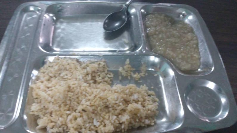 Fotografía compartida en Facebook mostrando el menú que el régimen cubano entrega en el almuerzo a estudiantes de medicina. (Cortesía de Ruhama Fernández)