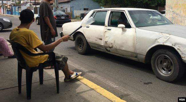 Los “pimpineros” o revendedores de gasolina en Venezuela dicen que se dedican a una práctica ilícita para alimentar a sus familias. (VOA)