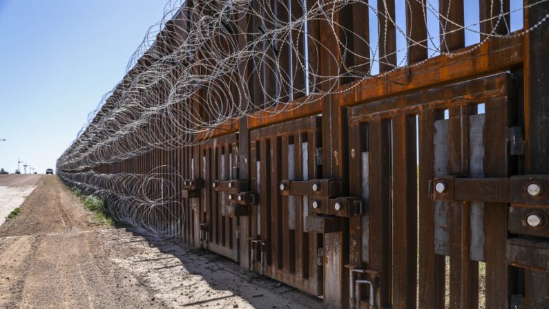 Las puertas de inundación se ubican dentro de la cerca fronteriza México-Estados Unidos al oeste de Naco, Arizona, el 8 de mayo de 2019. Las puertas se dejan abiertas durante la temporada de lluvias del 1 de julio al 1 de octubre de cada año. (Charlotte Cuthbertson/La Gran Época)