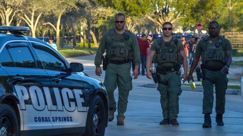 En una foto de archivo, miembros del personal de emergencias acuden al lugar del tiroteo registrado el 14 de febrero de 2018, en la escuela secundaria Marjory Stoneman Douglas de la ciudad de Parkland, en el sureste de Florida (Estados Unidos). EFE/Giorgio Viera
