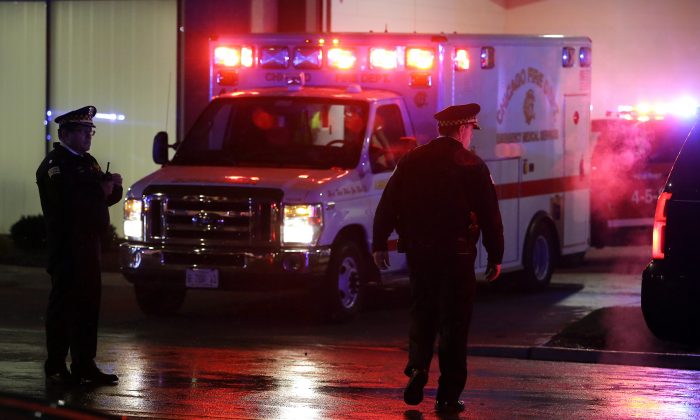 Uma fotografia mostra uma ambulância com luzes piscando (Joshua Lott / Getty Images)