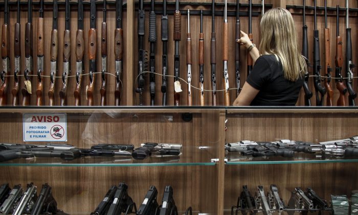 Dentro de uma loja de armas em São Paulo, Brasil, em 15 de janeiro de 2019 (Miguel Schincariol / AFP / Getty Images)