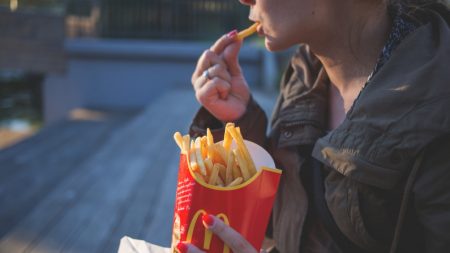 Gerente do McDonald’s bate com liquidificador no rosto de mulher que reclamava do seu pedido (vídeo)