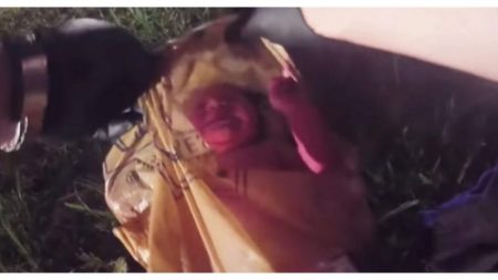Vídeo chocante: polícia abre sacola e encontra bebê chorando preso ao cordão umbilical