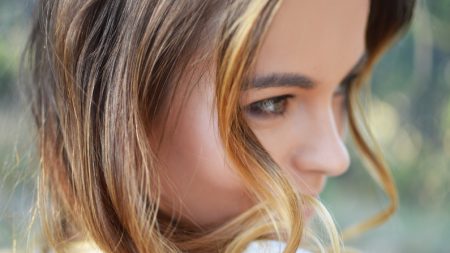 Adolescente se desmaya cuando el peluquero le corta el cabello más de lo esperado