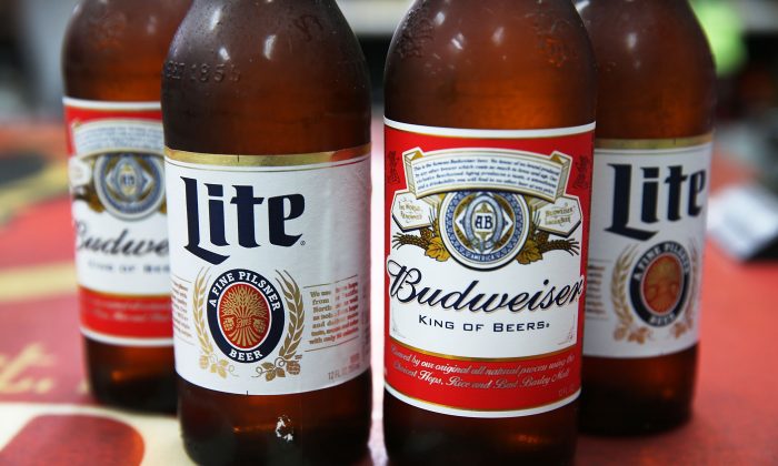 Miller, Lite e Budweiser (ilustração de Joe Raedle / Getty Images)