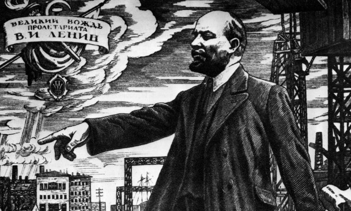 El líder revolucionario ruso Vladimir Ilyich Lenin (1870-1924) dirigiéndose a la multitud durante la revolución rusa en el 1917. (Hulton Archive/Getty Images)
