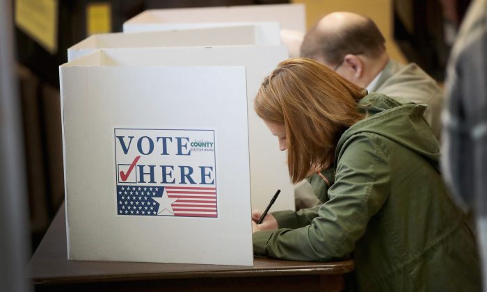 Eleitores em uma assembleia de voto em Kirkwood, Mississippi, em 6 de novembro de 2018 (Scott Olson / Getty Images)