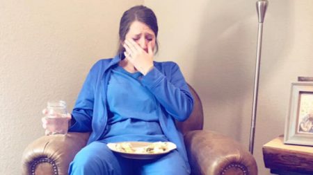 Foto impactante de enfermeira que chorava após nascimento de bebê morto se torna viral