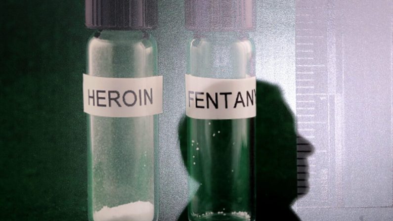 Fotografía que compara la potencia relativa de heroína y fentanilo durante una conferencia de prensa en el Capitolio de los Estados Unidos el 22 de marzo de 2018 en Washington. (Chip Somodevilla/Getty Images)